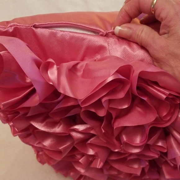 Set of 2 ruffled pink ruffled pillows - Picture 7 of 7